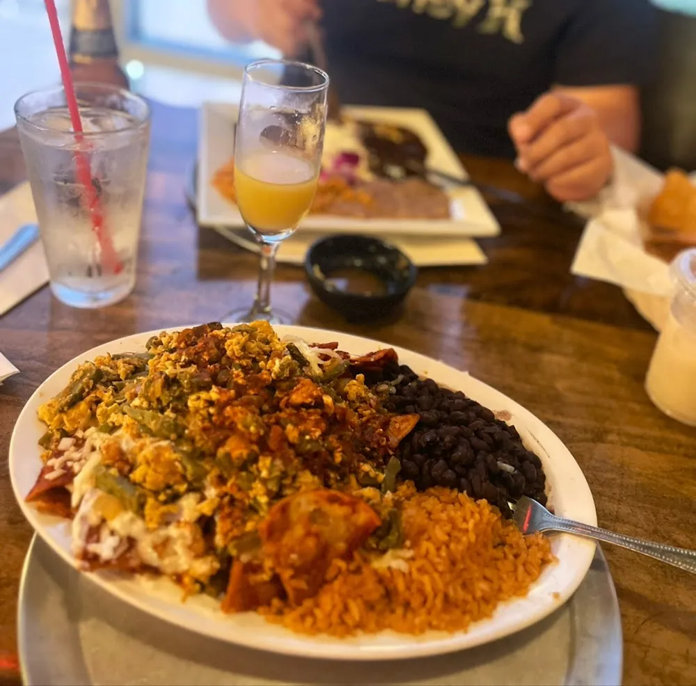 Chilaquiles Rojos Y Huevo Con Nopales